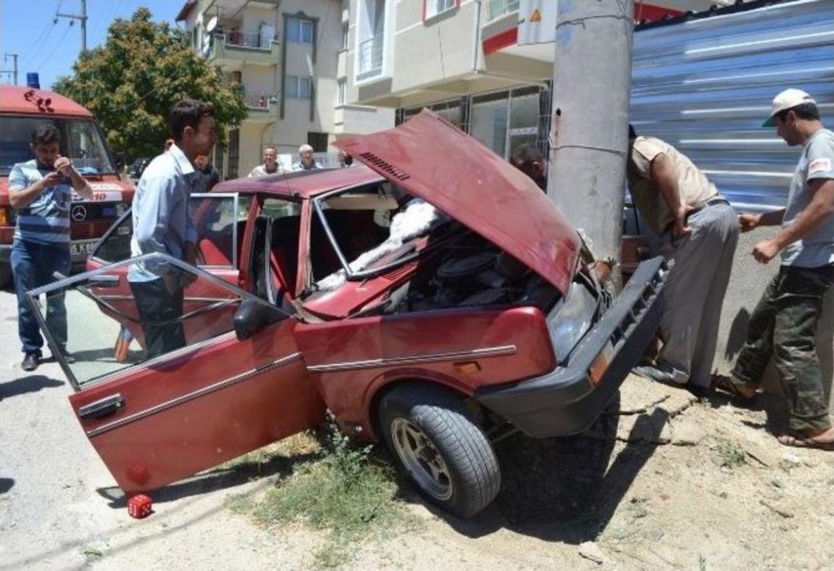 Otomobil Elektrik Direğine &Ccedil;arptı: 1 Yaralı