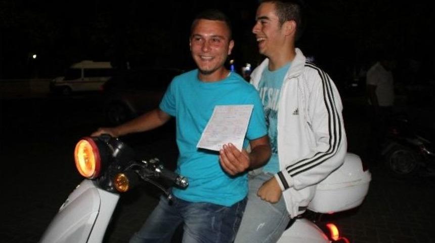 Akhisar'da Kask Takmayan Elektrikli Bisikletlere Ceza Yağdı