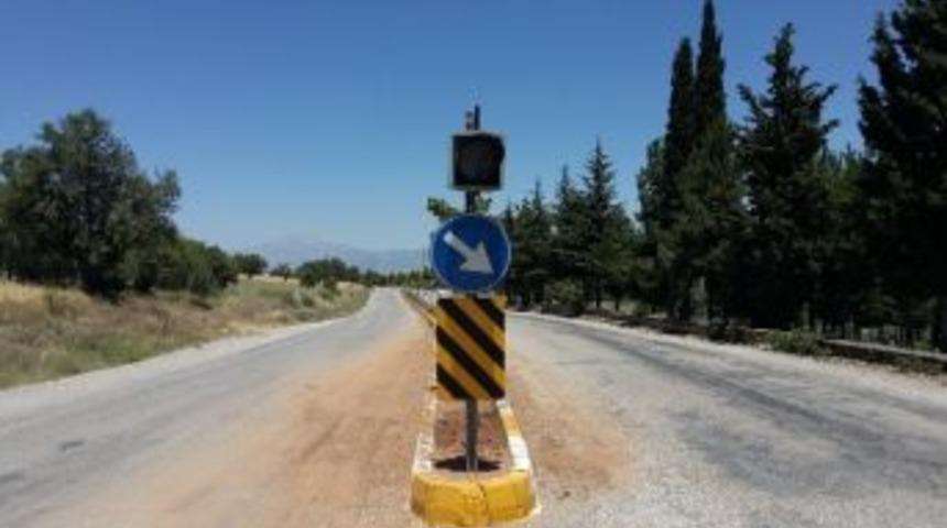 Acıpayam&rsquo;da G&uuml;neş Enerjili Işıklandırma Sistemi &Ccedil;alındı