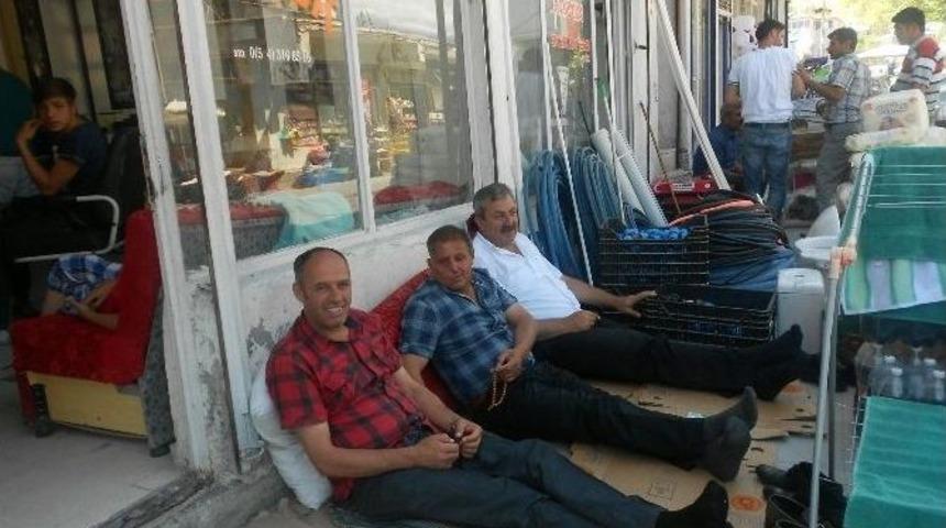 Sohbet Ederek İftar Saatini Bekliyorlar