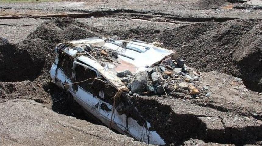 Sel Suları Otomobilleri Dere Yatağına G&ouml;md&uuml;