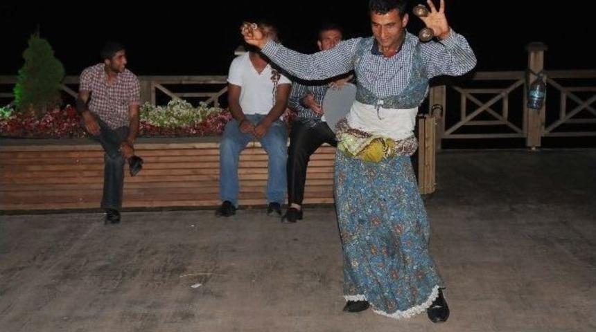 Ak&ccedil;akoca'da Kaldırımda Eğlence