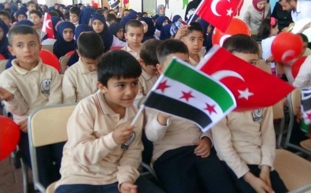 Suriyeli &Ccedil;ocukların Karne Sevinci