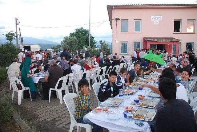 Gemlik Belediyesi&rsquo;nin Mahalle İftarları Devam Ediyor 1
