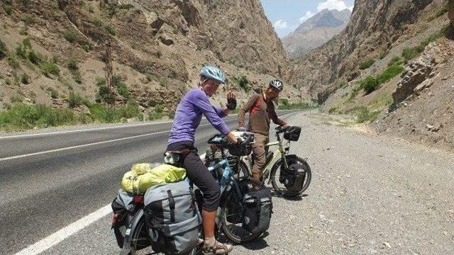 Hollanda’dan Hakkari’ye Pedal Çevirerek Geldiler