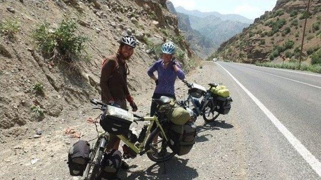 Hollanda’dan Hakkari’ye Pedal Çevirerek Geldiler