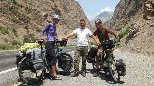 Hollanda’dan Hakkari’ye Pedal Çevirerek Geldiler