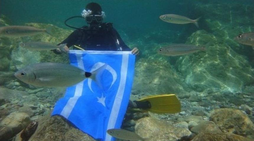 Dalgı&ccedil;lar Iraklı T&uuml;rkmenlere Destek İ&ccedil;in Suyun Altında Bayrak A&ccedil;tı