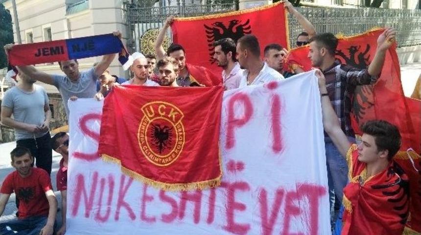 Arnavut Gen&ccedil;ler, Makedonya&rsquo;da Yaşanan Olayları Protesto Etti
