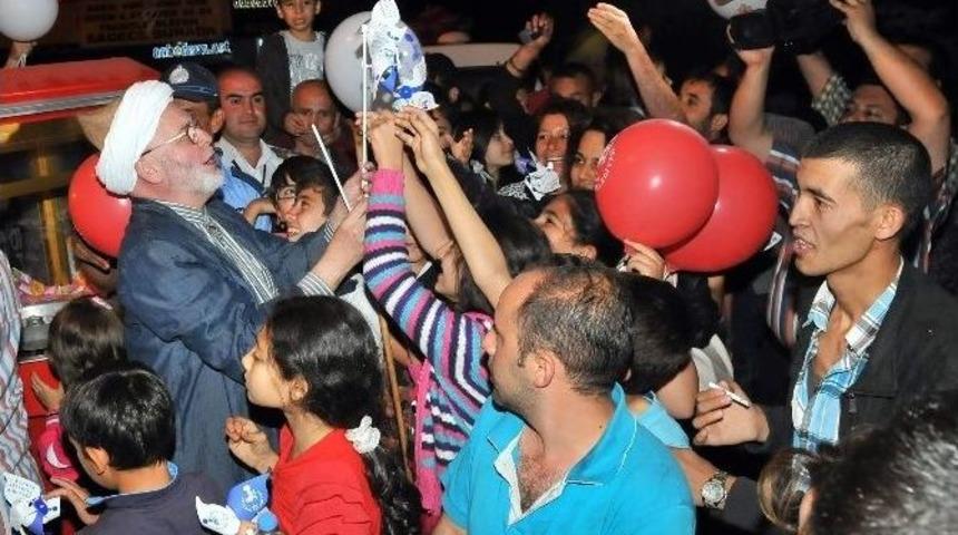 Temsili Nasreddin Hoca &Ccedil;ocuklara Hediye Dağıttı