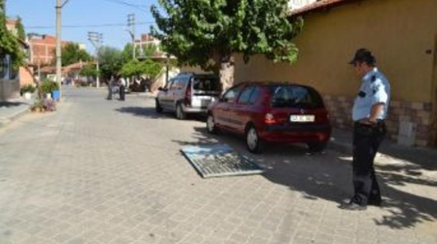 K&uuml;&ccedil;&uuml;k &Ccedil;ocuklar Kapı &Ccedil;aldı