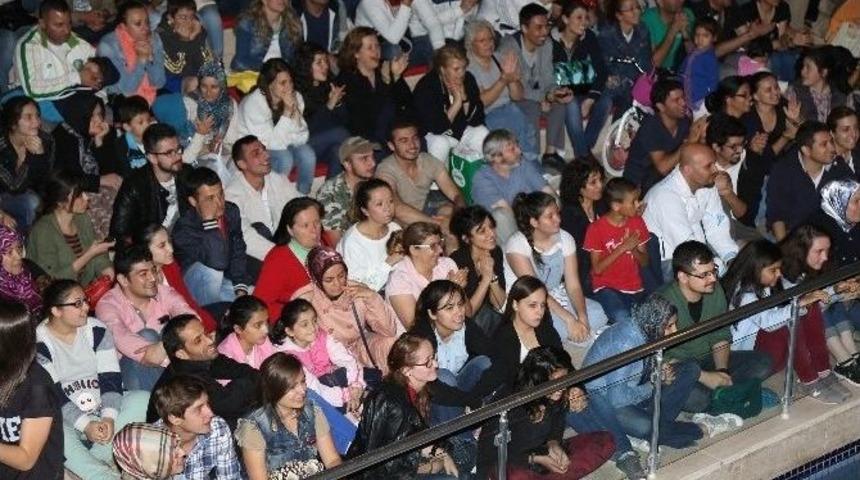 Mahşer-i C&uuml;mb&uuml;ş'e Mahşeri Kalabalık