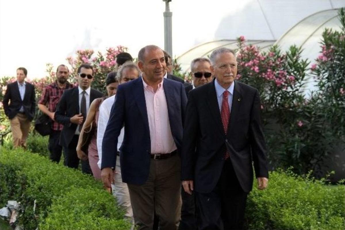 Ekmeleddin İhsanoğlu Taksim Gezi Parkı'nı Ziyaret Etti