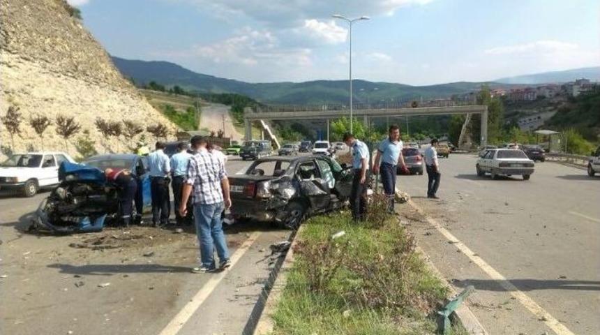 Karab&uuml;k'te Trafik Kazası: 2 Yaralı