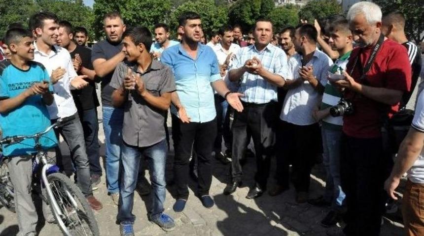 Gaziantep'te Bir Grup, Suriyelilerden Kaynaklı Sorunlara &Ccedil;&ouml;z&uuml;m &Uuml;retilmesini İstedi