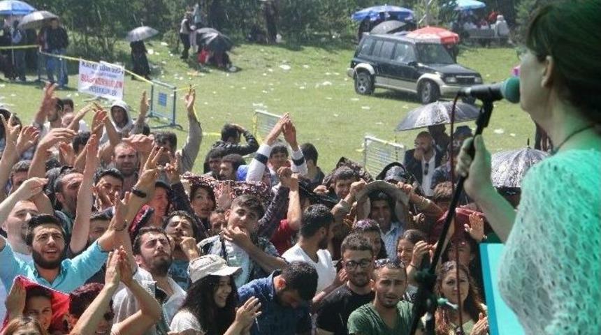 Ata'nın Siluetine Yağmur Engeli