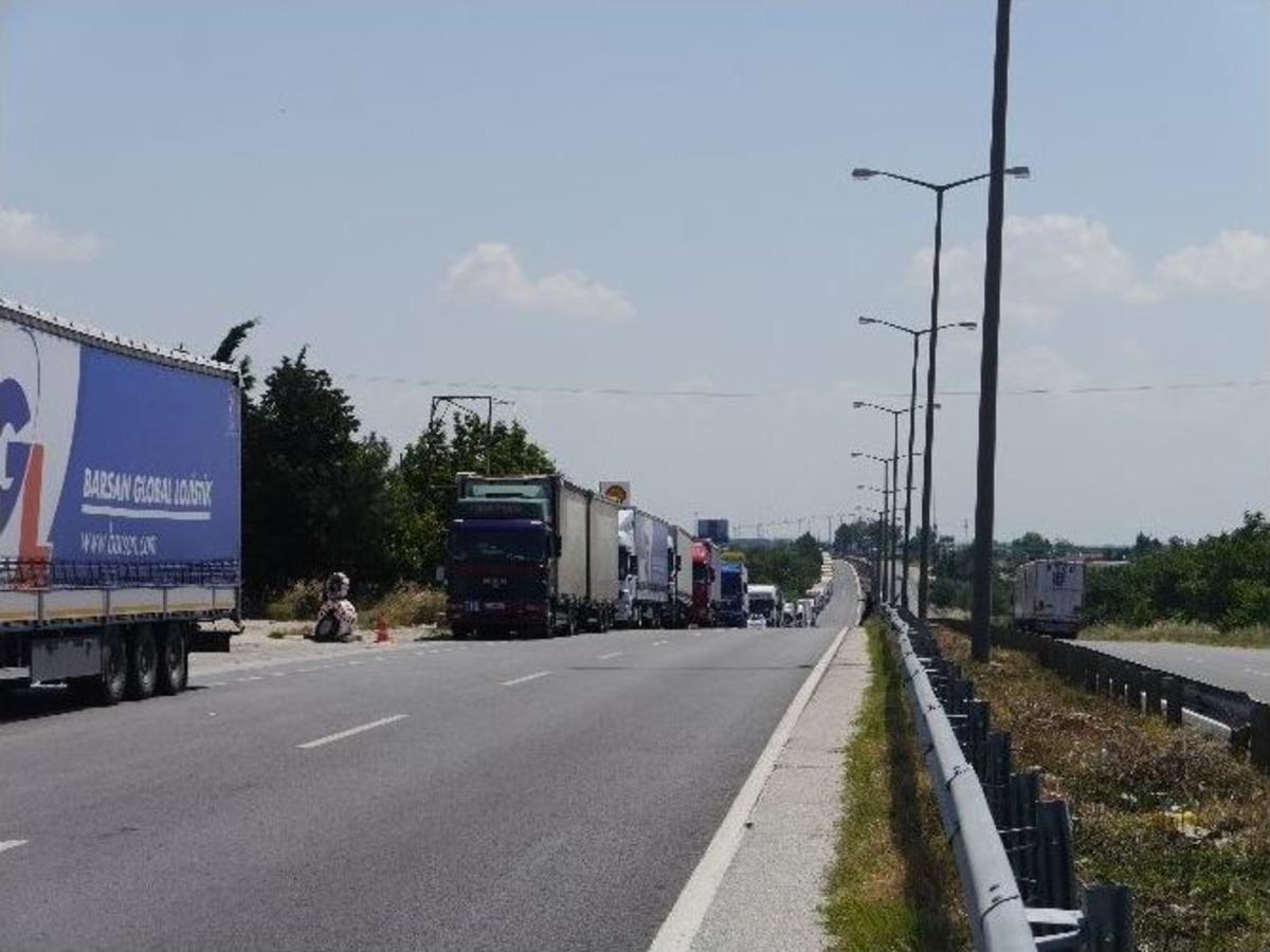 Tır Şof&ouml;rleri İftarlarını Yollarda Yapıyor