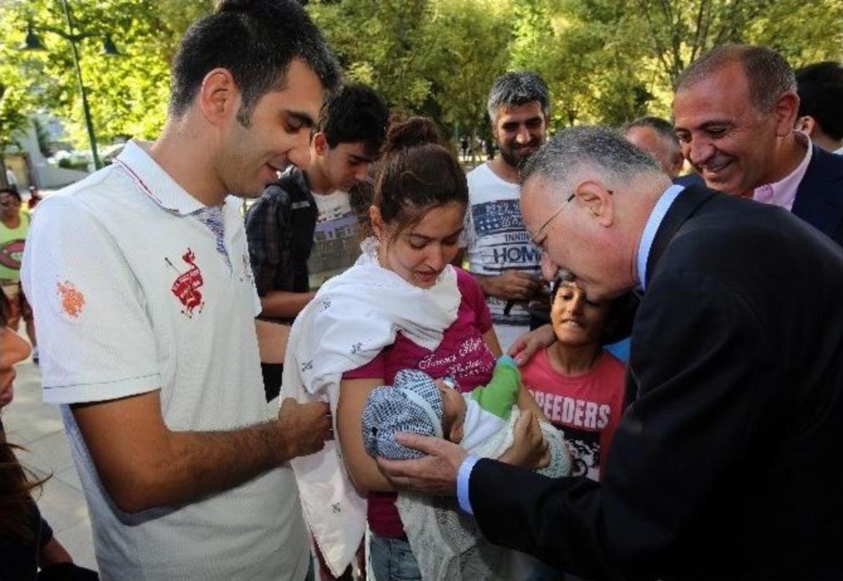 Cumhurbaşkanı Adayı Ekmeleddin İhsanoğlu Taksim'de Vatandaşla Buluştu