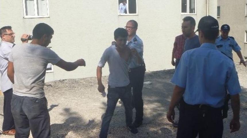 Seyyar Hurdacı İle Otomobil S&uuml;r&uuml;c&uuml;s&uuml; Arasındaki Kavgayı Polis &Ouml;nledi