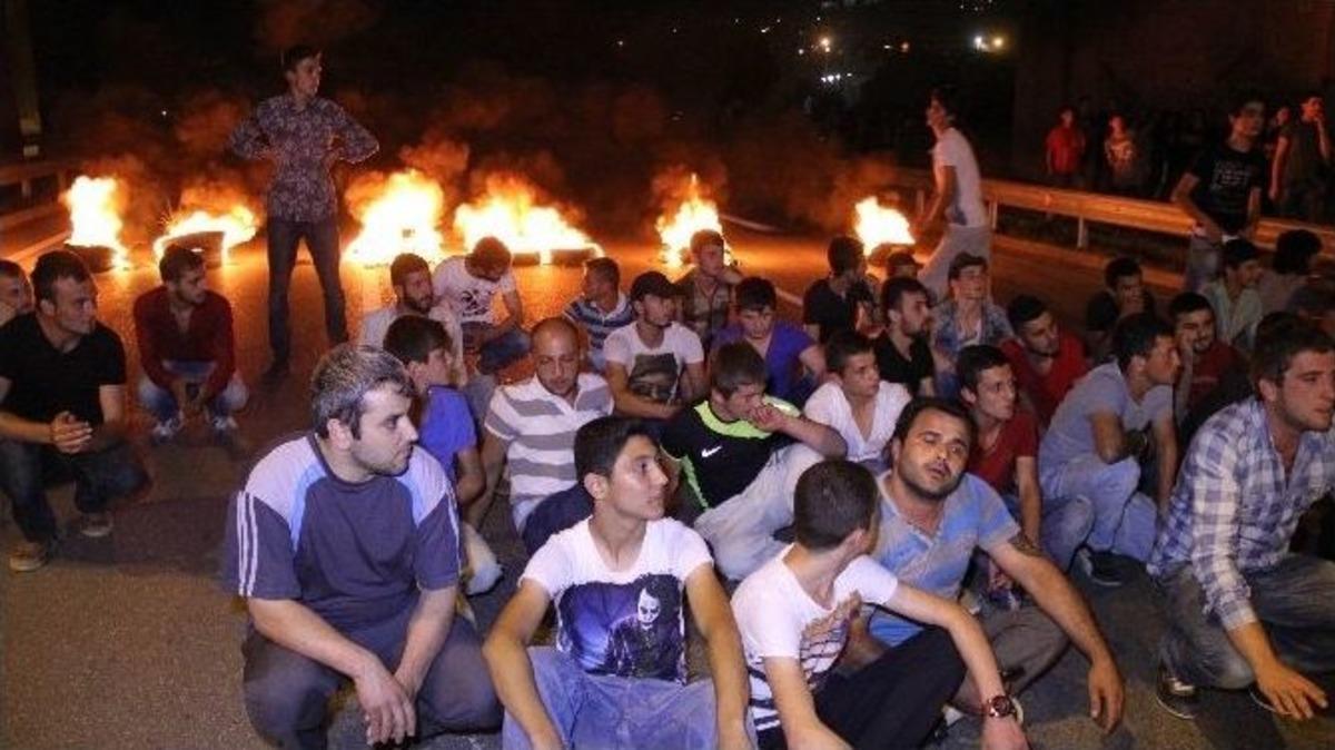 Lastik Yakıp Karayolunu Trafiğe Kapattılar