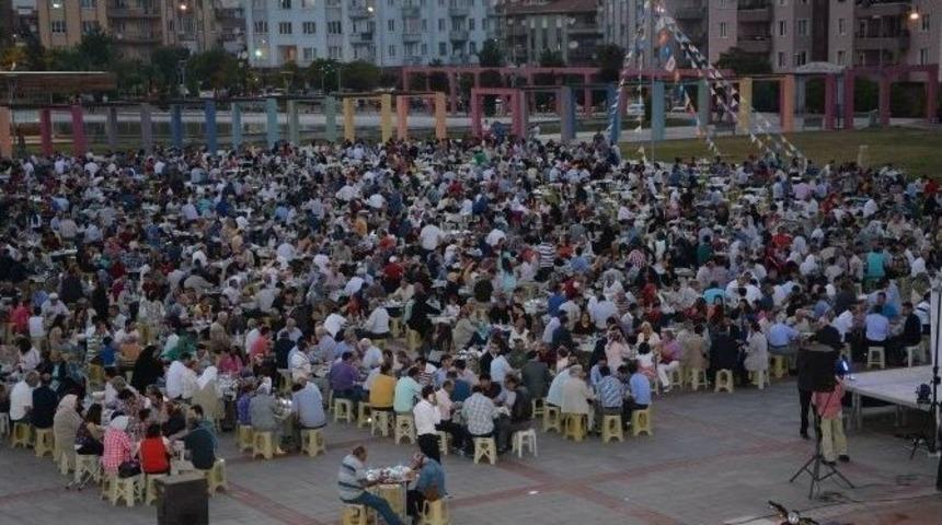 Ak Parti Uşak, Atapark&rsquo;ta İftar D&uuml;zenledi