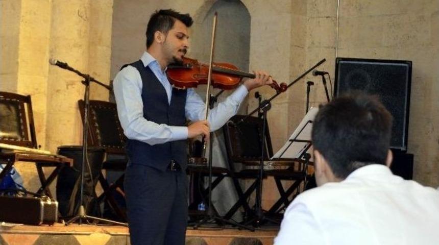 Gaziantep’te Türk Müziği Yarışmasında Dereceye Girenlere Ödülleri Verildi