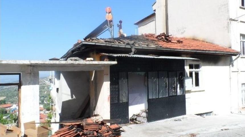 Demirci&rsquo;de Bir Ev Yangında K&uuml;l Oldu