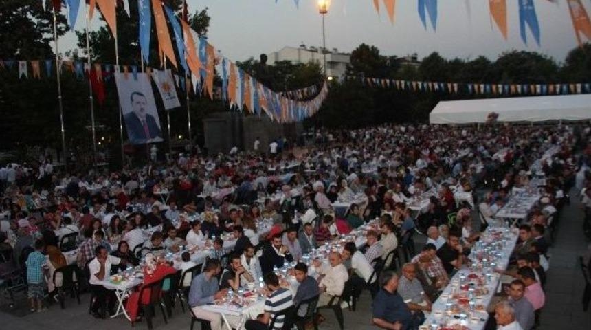 Ak Parti'den Dev İftar