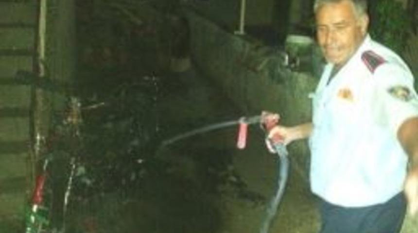 Park Halindeki Motosiklet Yandı