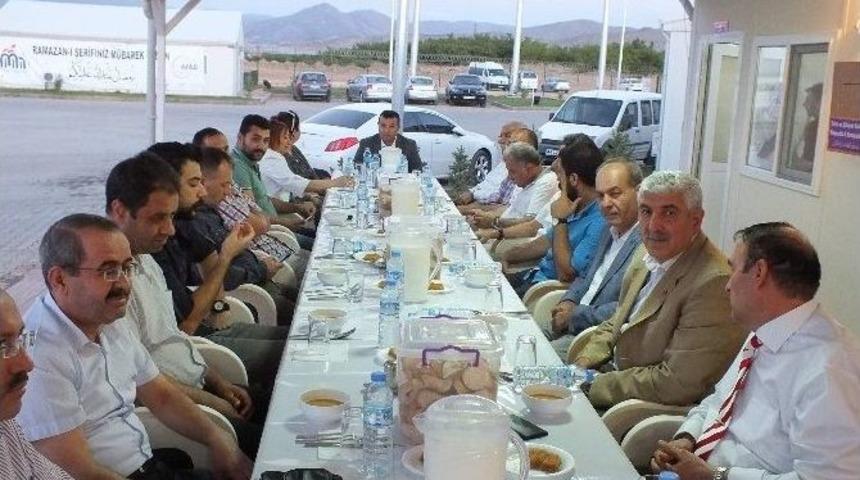 Suriyeli M&uuml;ltecilere İftar Verildi