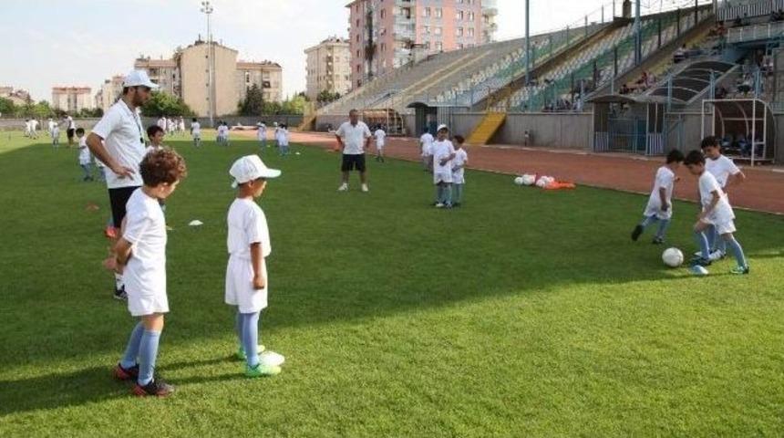 Sel&ccedil;uklu'da Yaz Spor Okullarında Futbola Yoğun İlgi