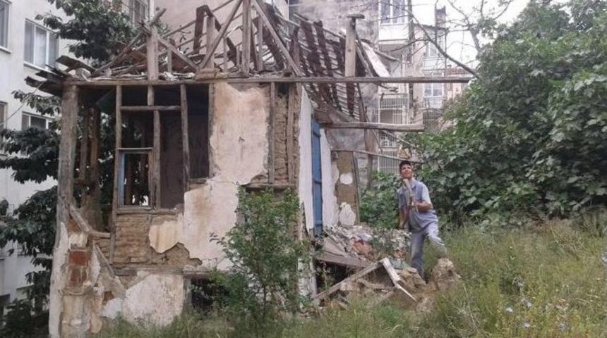 Gemlik Belediyesi 10 G&uuml;nde 11 Metruk Bina Yıktı