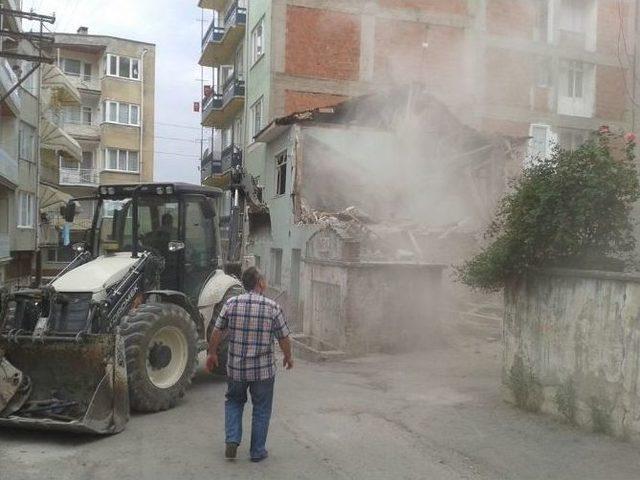 Gemlik Belediyesi 10 Günde 11 Metruk Bina Yıktı