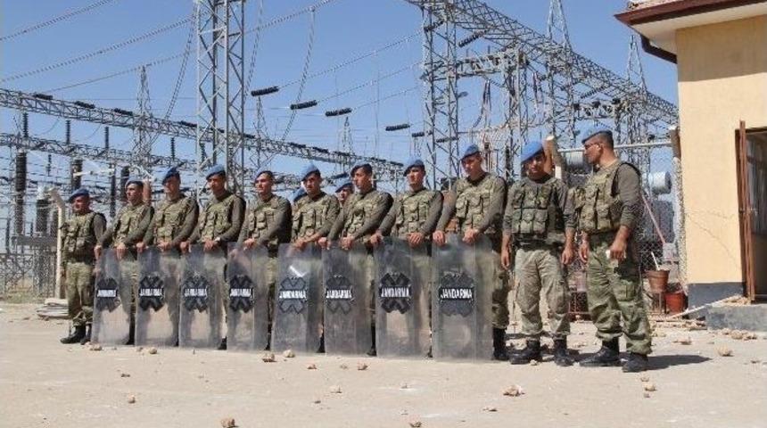 Trafo Merkezine Taşlı Saldırı: 2 Asker Yaralandı