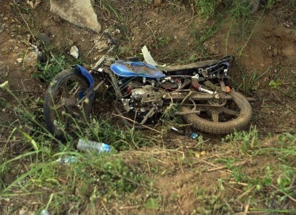 Otomobilin Altında Kalan Motosiklet S&uuml;r&uuml;c&uuml;s&uuml; &Ouml;ld&uuml;