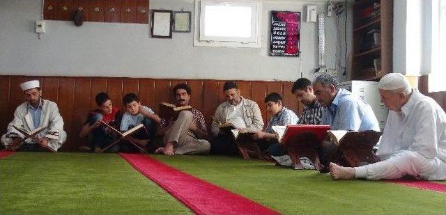 Kur an-ı Kerim&rsquo;i Teypten Dinleyerek Mukabele Yapıyorlar 1