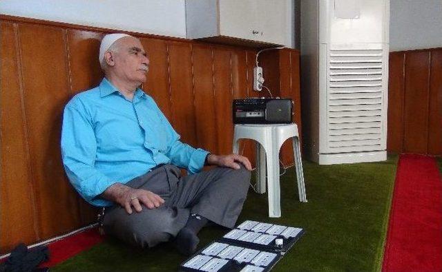 Kur an-ı Kerim&rsquo;i Teypten Dinleyerek Mukabele Yapıyorlar 2