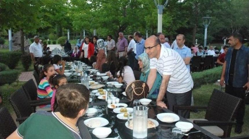 Sevgi Evlerindeki &Ccedil;ocuklarla İftar