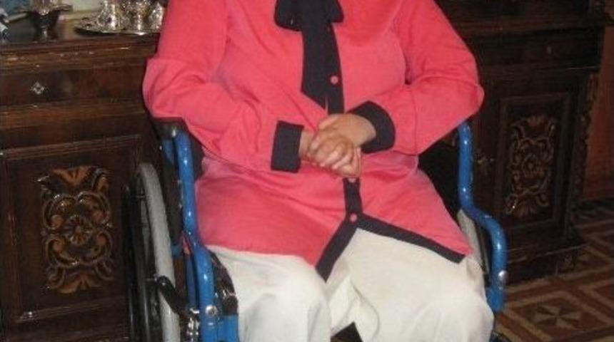 Engelli Gen&ccedil; Kızın Okuma Azmi