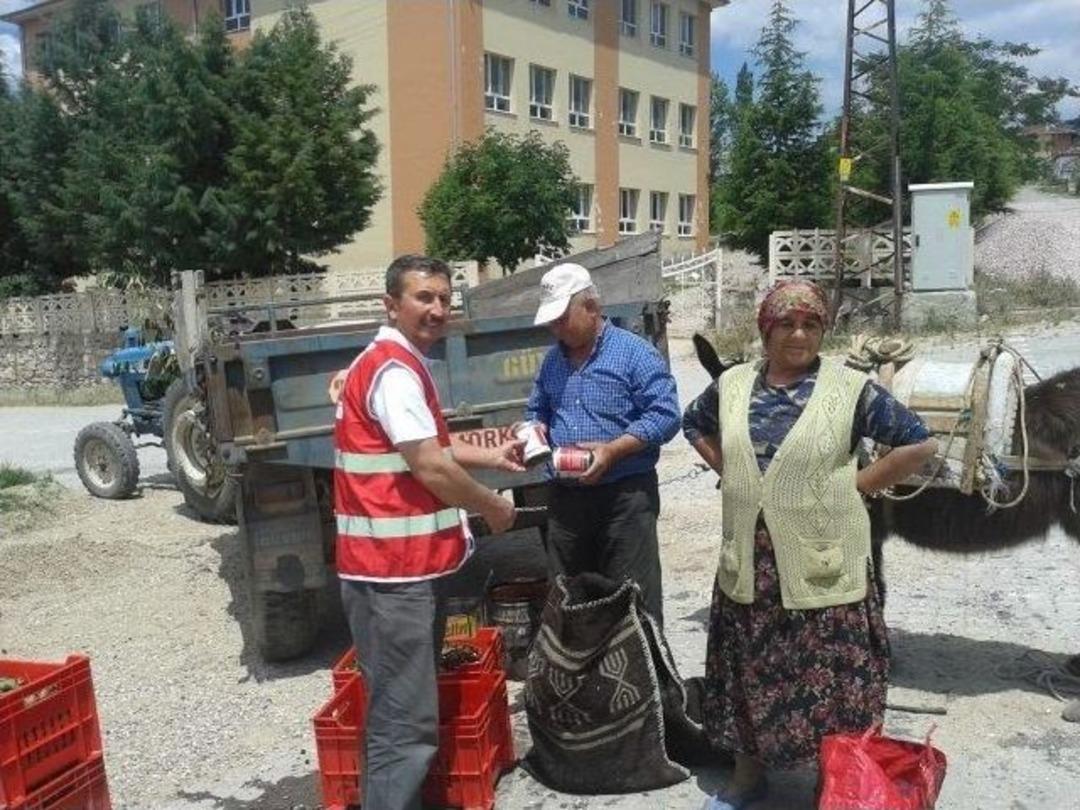 Hisarcık&rsquo;ta Kızılay Kıyma Ve Kavurma Konservesi Dağıttı