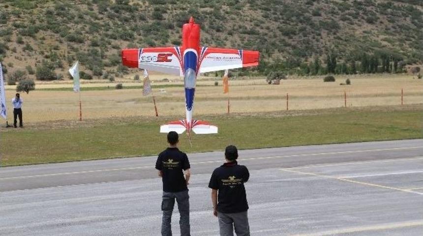 Model U&ccedil;ak Şampiyonasında Kupalar Sahiplerini Buldu