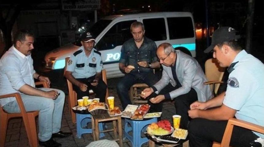 Vali Haner Polislerle Sahur Yaptı