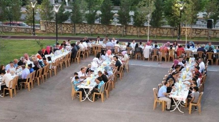 T&uuml;m T&uuml;rkiye&rsquo;de Yetimlere İftar Yemeği