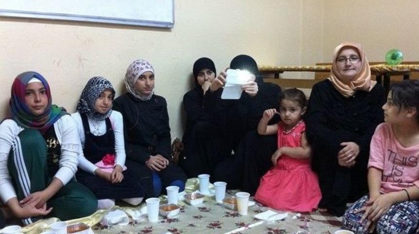 Kur&rsquo;an Kursu &Ouml;ğrencileri Sevgi Evinde İftar Yaptı