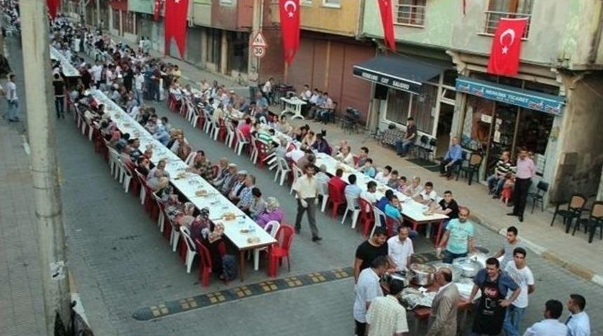 G&ouml;k&ccedil;ebey&rsquo;de Bin Kişiye İftar Yemeği