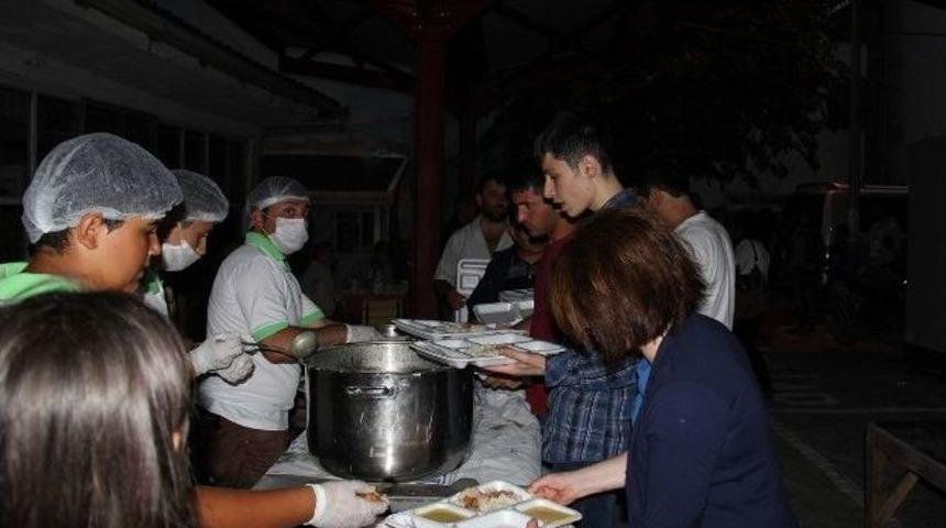 Gurbet&ccedil;i Gen&ccedil;ler &Ccedil;atalzeytin&rsquo;de İftar Yemeği D&uuml;zenledi