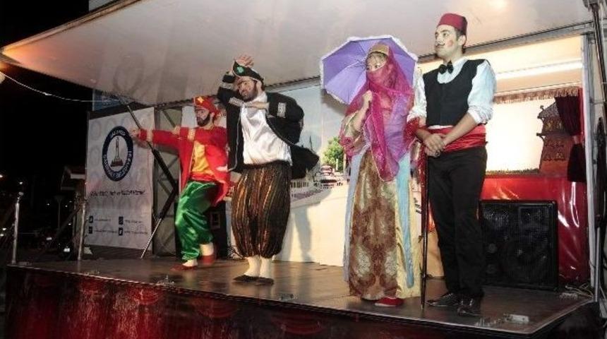 Şahinbey Parkında Hacıvat Karag&ouml;z Tiplemesi Doyasıya G&uuml;ld&uuml;rd&uuml;