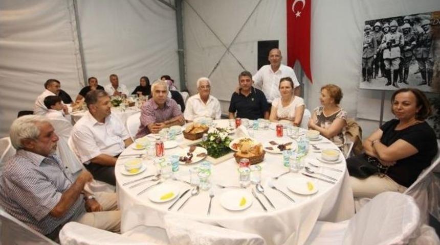 Başkan Altınok &Ouml;z, Kartallı Muhtarları İftarda Ağırladı