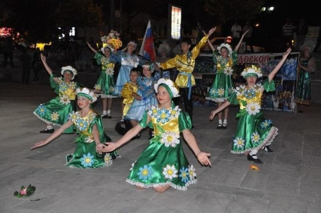 Edremit&rsquo;te Halk Oyunları G&ouml;sterisi