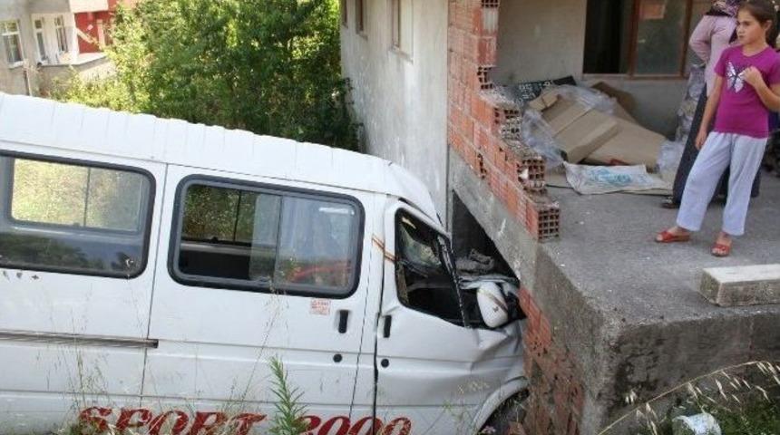 Otomobil Evin Bodrum Katına &Ccedil;arptı